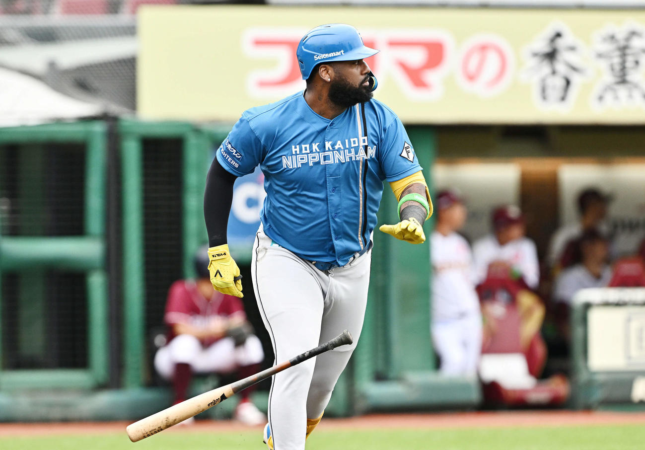 楽天対日本ハム　1回表日本ハム2死、レイエスは左越え先制ソロ本塁打を放つ（撮影・滝沢徹郎）