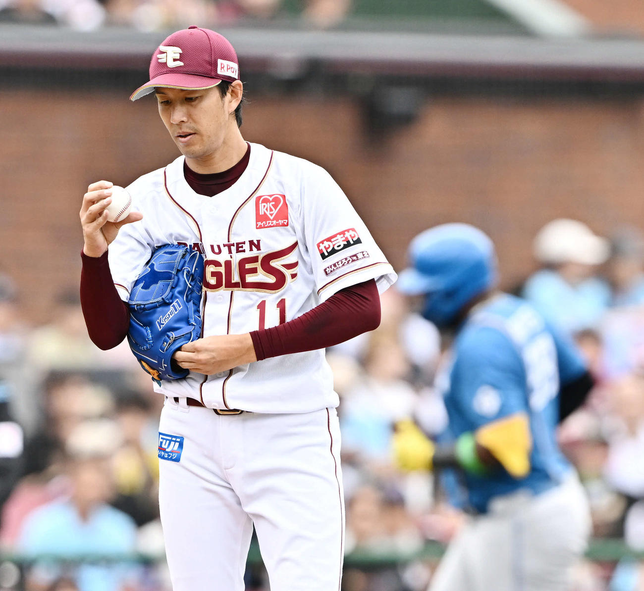 楽天対日本ハム　1回表日本ハム2死、レイエス（後方）に先制ソロ本塁打を許す岸（撮影・滝沢徹郎）