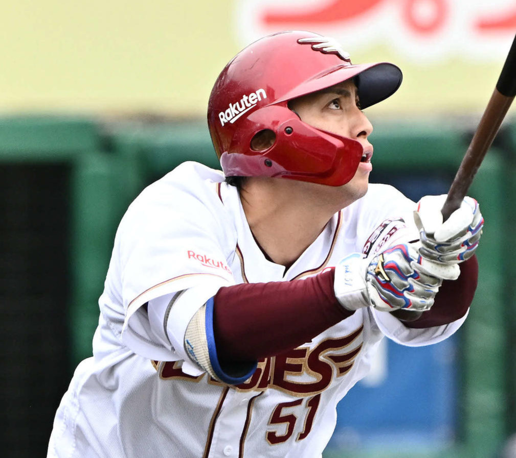 楽天対日本ハム　1回裏楽天無死、小郷は右中間へソロ本塁打を放つ（撮影・滝沢徹郎）