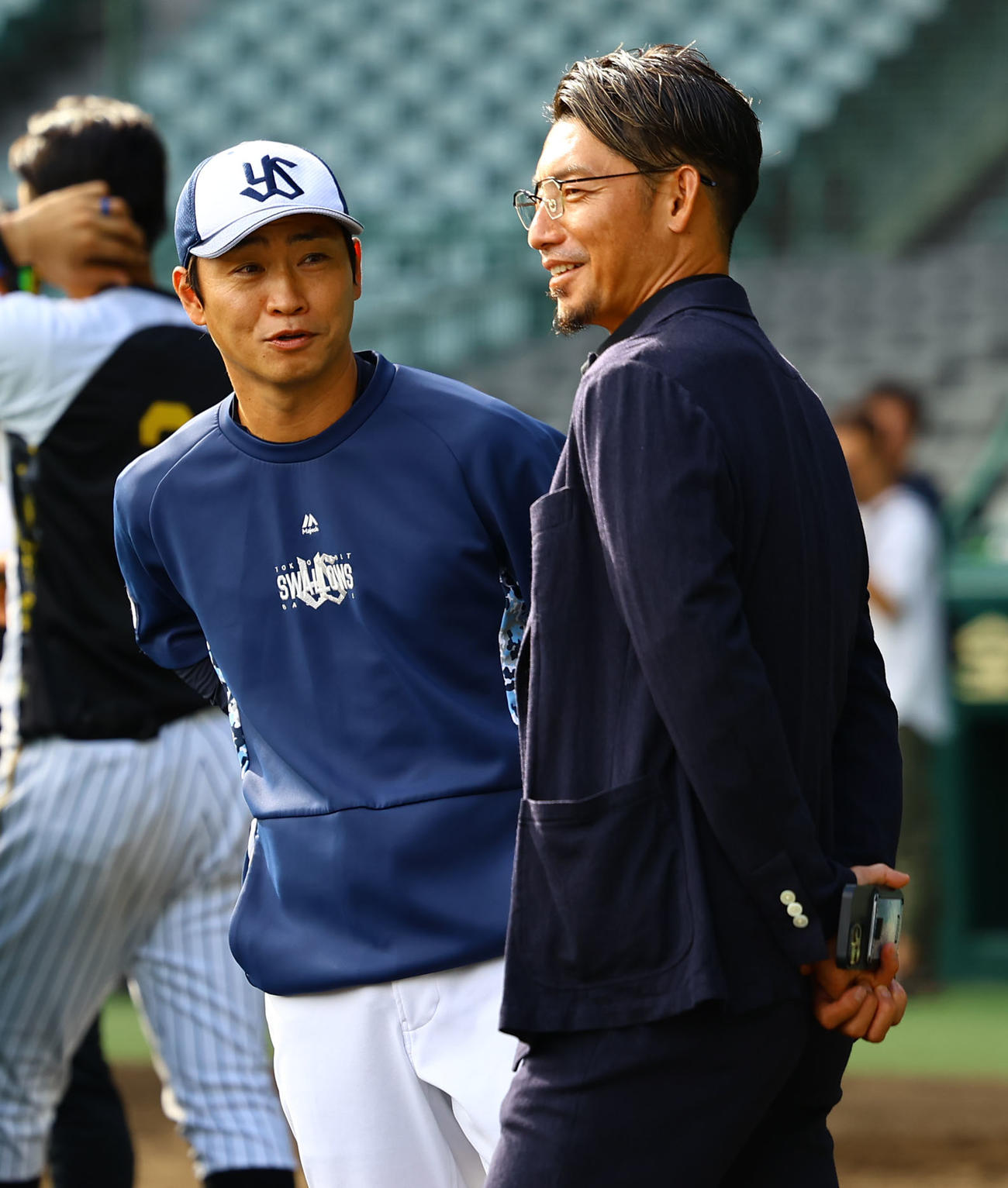 2024年9月15日、阪神対ヤクルト　談笑するヤクルト青木（左）と鳥谷敬氏（撮影・藤尾明華）