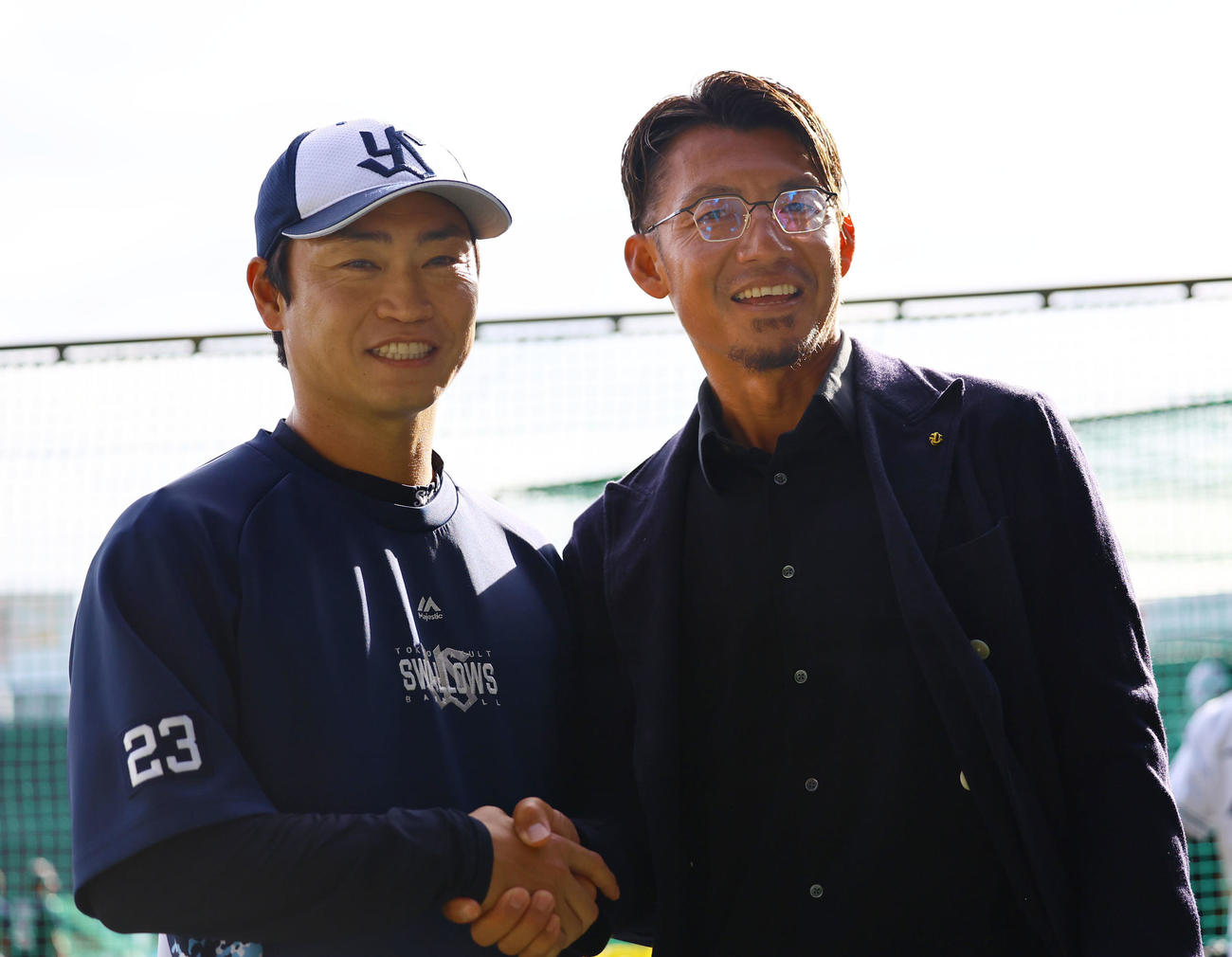 2024年9月15日、阪神対ヤクルト　握手を交わす鳥谷氏（右）とヤクルト青木（撮影・藤尾明華）