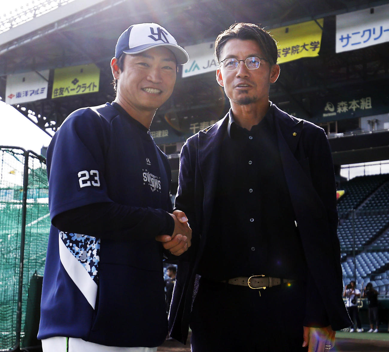 2024年9月15日、阪神対ヤクルト　握手を交わす鳥谷氏（右）とヤクルト青木（撮影・藤尾明華）