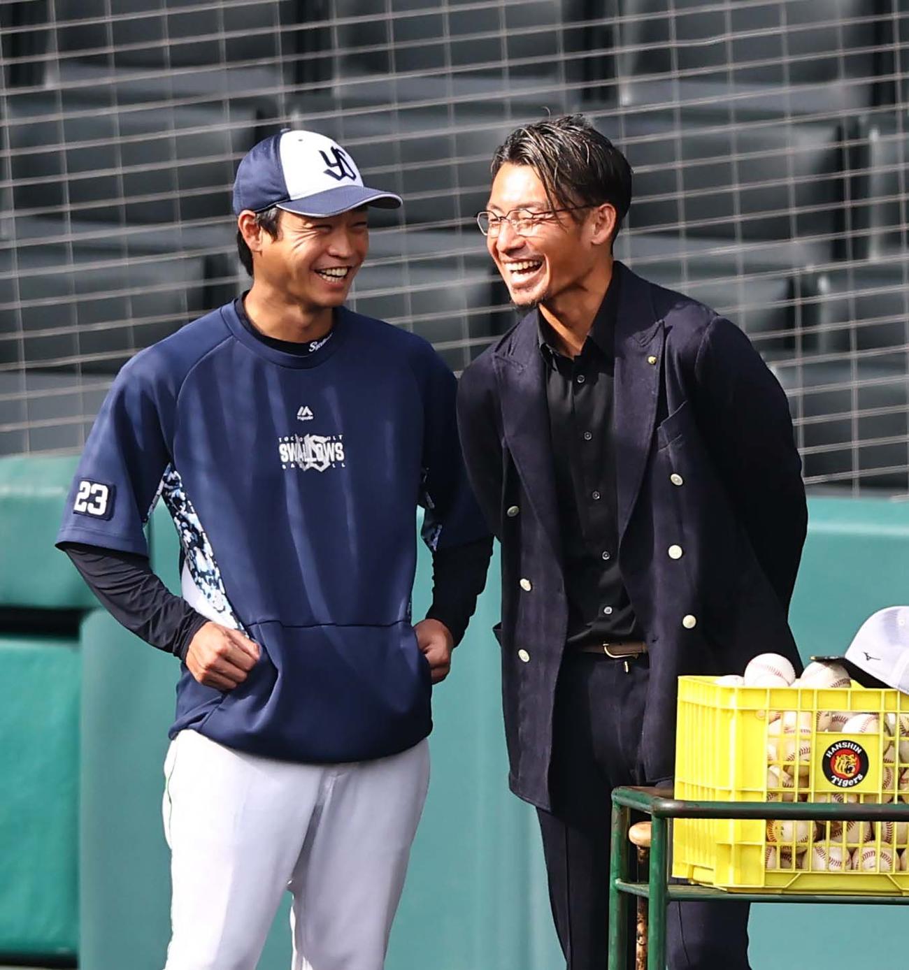 2024年9月15日、阪神対ヤクルト　青木（左）と談笑する鳥谷氏（撮影・上田博志）