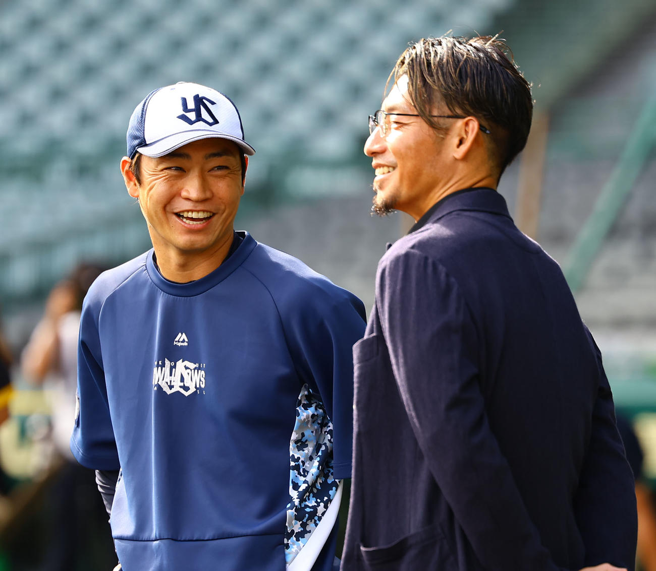 2024年9月15日、阪神対ヤクルト　談笑するヤクルト青木（左）と鳥谷敬氏（撮影・藤尾明華）