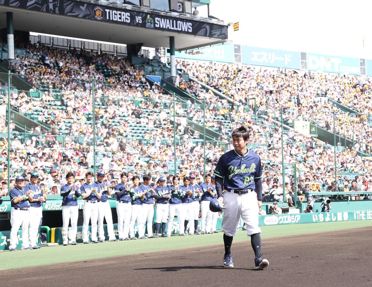 阪神対ヤクルト　試合前、引退を発表したヤクルト青木宣親（代表撮影）
