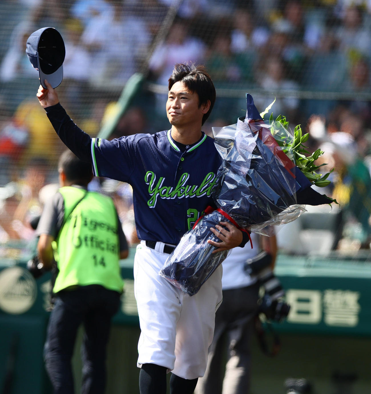 阪神対ヤクルト　試合前、引退を発表したヤクルト青木はスタンドのファンの声援に応える（撮影・上山淳一）