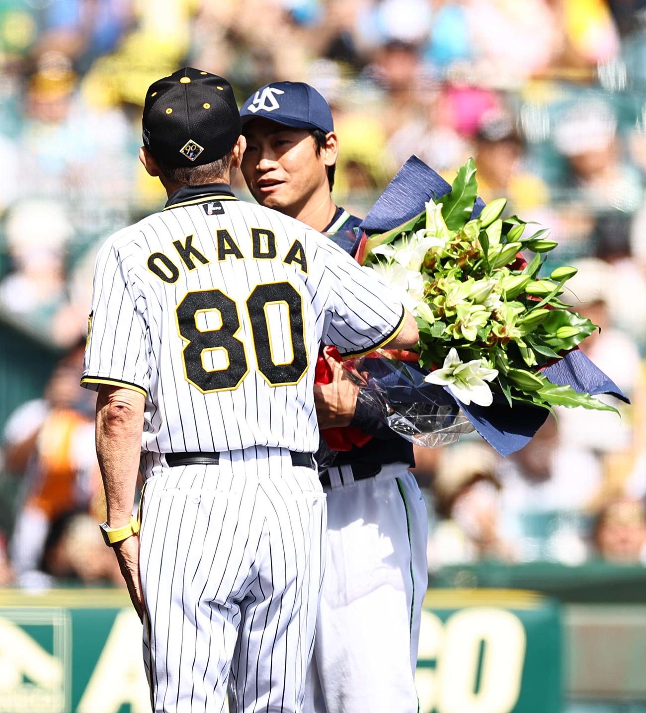 阪神対ヤクルト　現役を引退する青木（右）は岡田監督から花束を受け取る（撮影・上田博志）