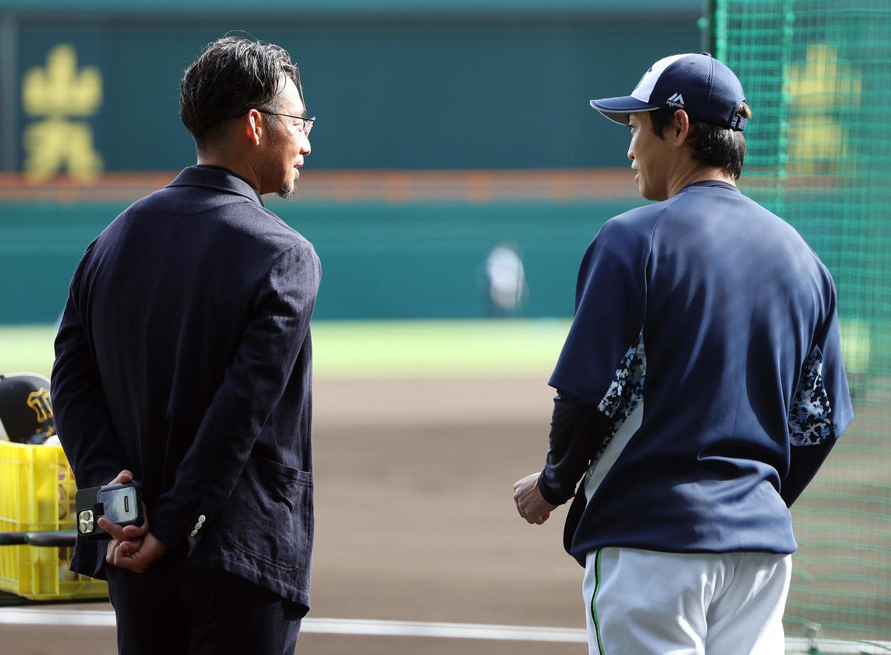 2024年9月15日、阪神対ヤクルト　言葉を交わす鳥谷敬氏（左）とヤクルト青木（撮影・前田充）