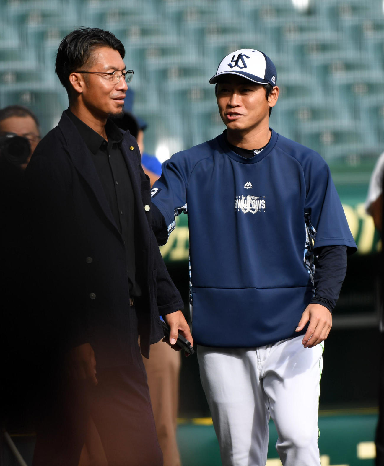 2024年9月15日、阪神対ヤクルト　本紙評論家の鳥谷敬氏（左）と話すヤクルト青木（撮影・前岡正明）
