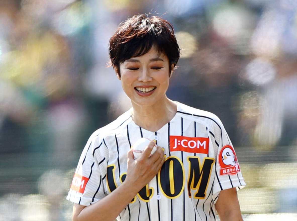 阪神対ヤクルト　始球式を行うフリーアナウンサー有働由美子（撮影・上山淳一）