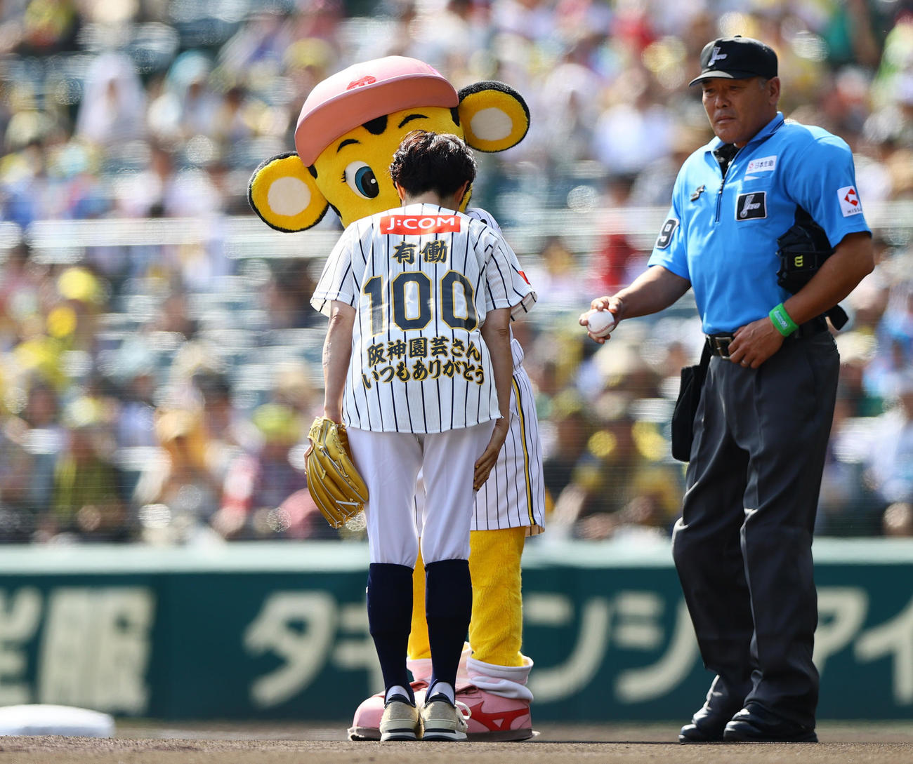阪神対ヤクルト　始球式を行うフリーアナウンサー有働由美子（撮影・上山淳一）