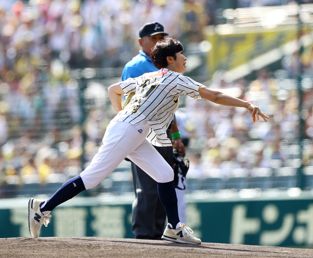 阪神対ヤクルト　始球式を行うフリーアナウンサー有働由美子（撮影・上山淳一）