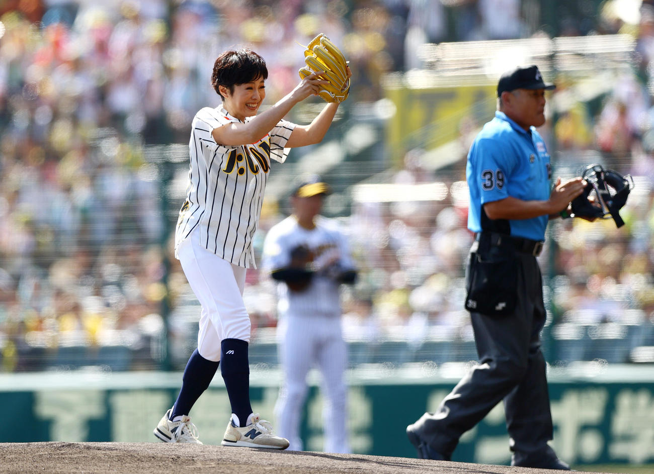 阪神対ヤクルト　始球式を行うフリーアナウンサー有働由美子（撮影・上山淳一）