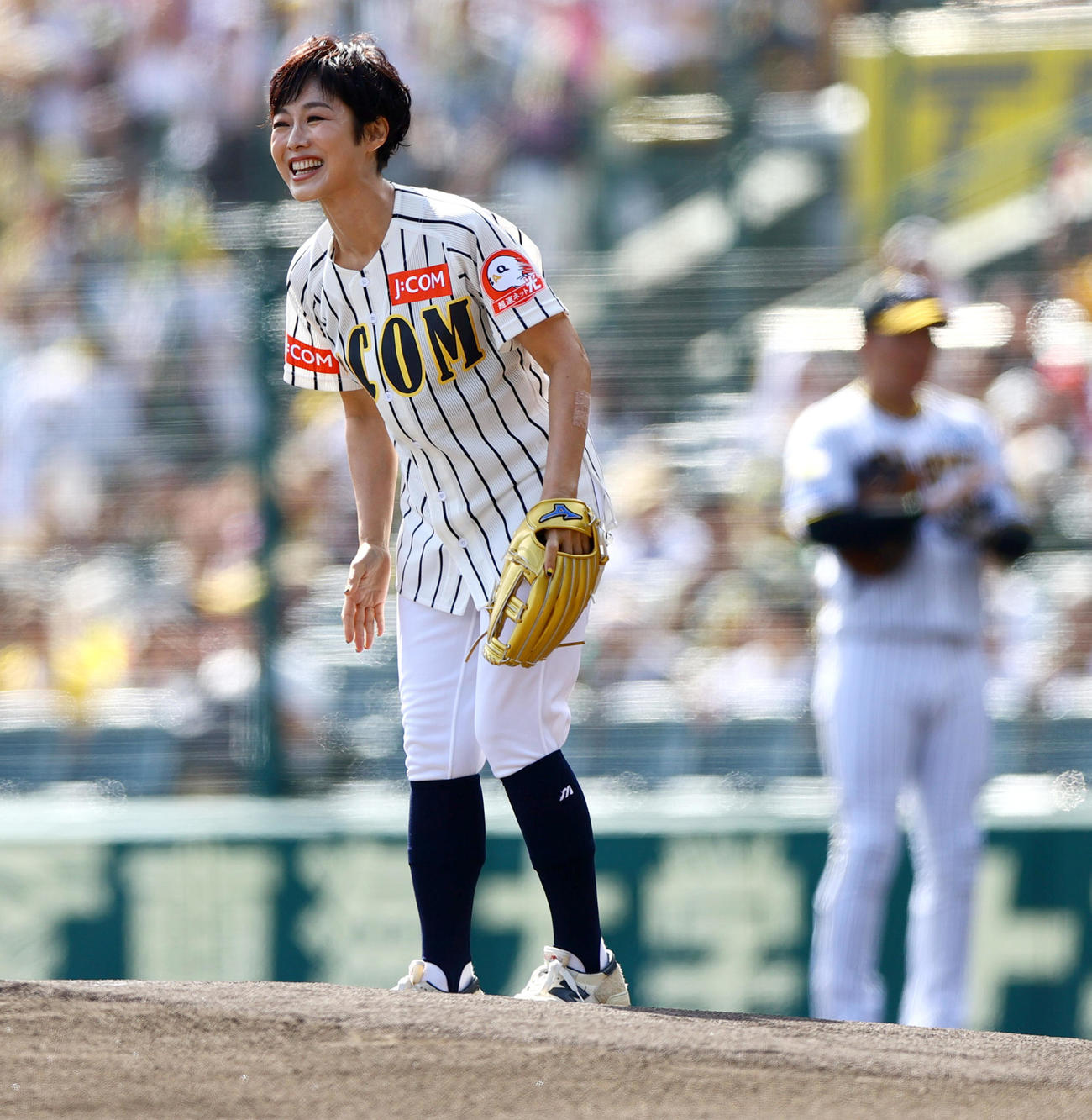 阪神対ヤクルト　始球式を行ったフリーアナウンサー有働由美子（撮影・上山淳一）