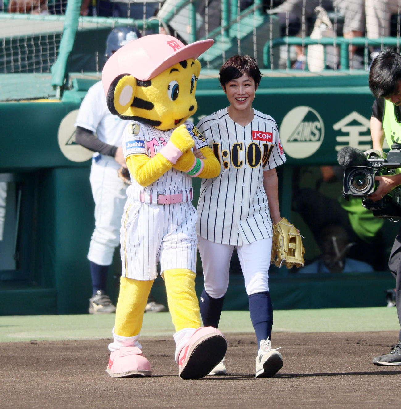 阪神対ヤクルト　始球式に登場した有働由美子さんはラッキーとマウンドへ向かう（撮影・加藤哉）