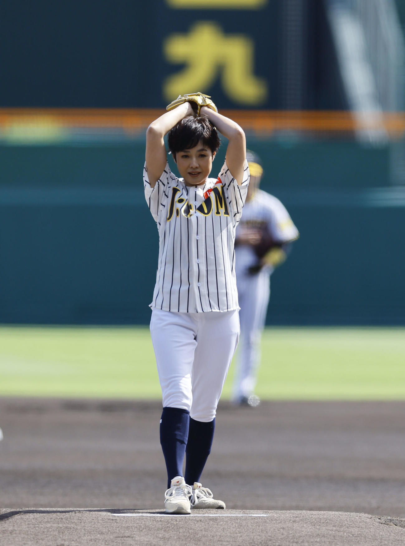 阪神対ヤクルト　阪神岡田彰布監督から花束を受け取り、スタンドにあいさつするヤクルト青木（撮影・藤尾明華）