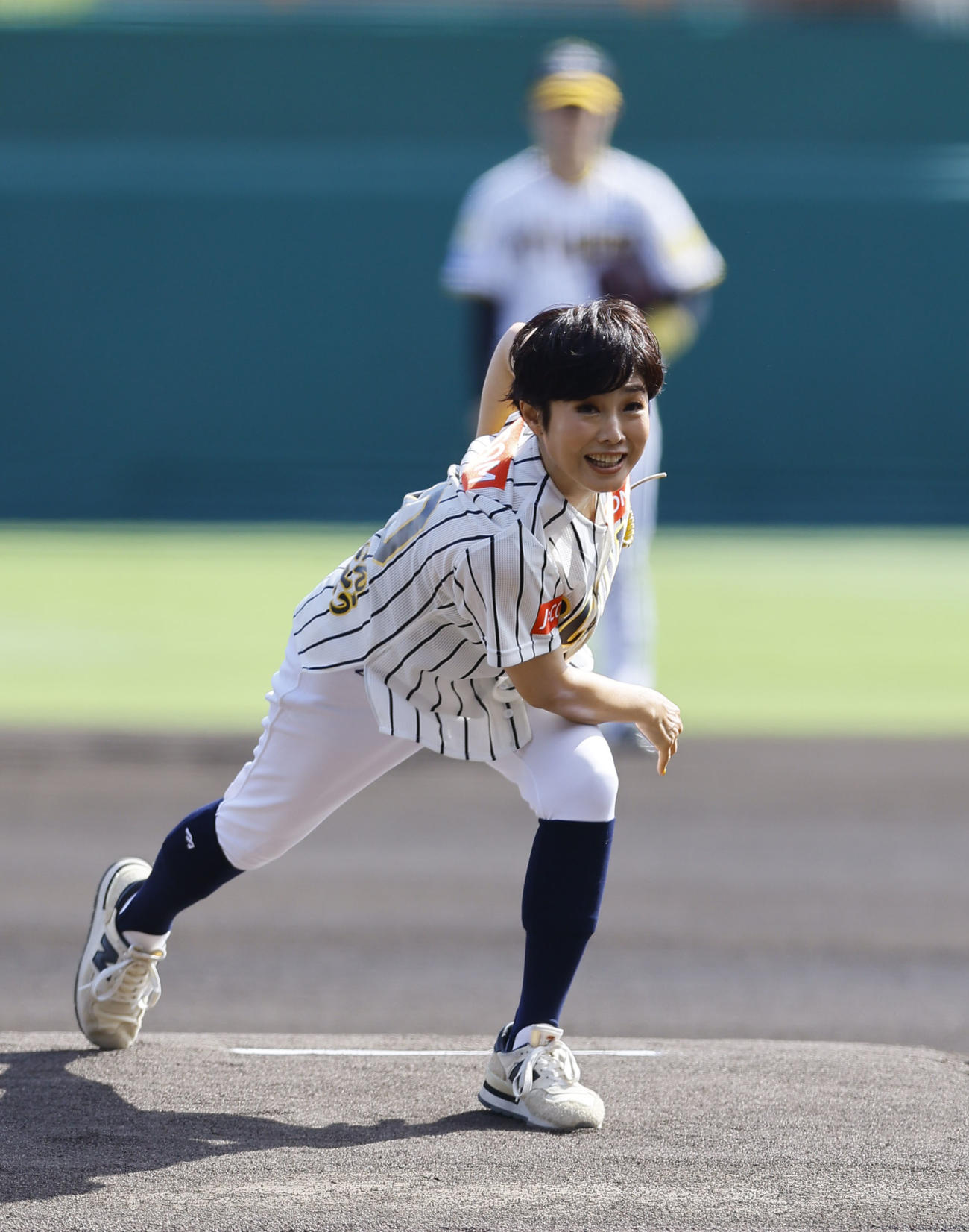 阪神対ヤクルト　阪神岡田彰布監督から花束を受け取り、スタンドにあいさつするヤクルト青木（撮影・藤尾明華）