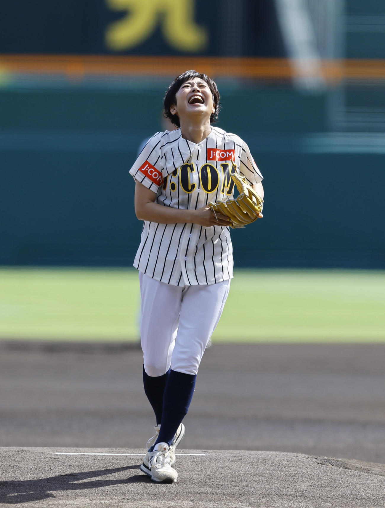 阪神対ヤクルト　阪神岡田彰布監督から花束を受け取り、スタンドにあいさつするヤクルト青木（撮影・藤尾明華）