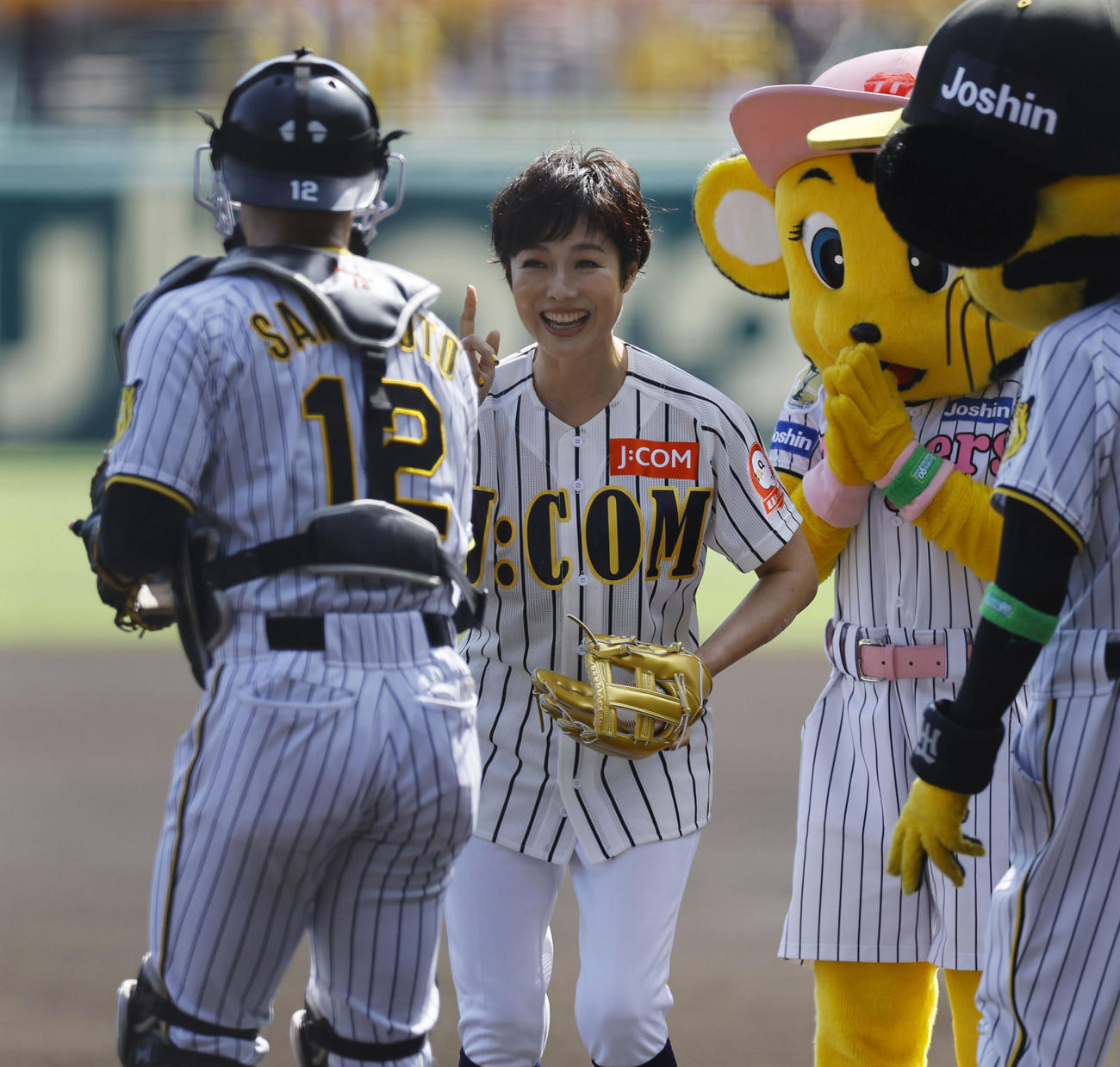 阪神対ヤクルト　阪神岡田彰布監督から花束を受け取り、スタンドにあいさつするヤクルト青木（撮影・藤尾明華）