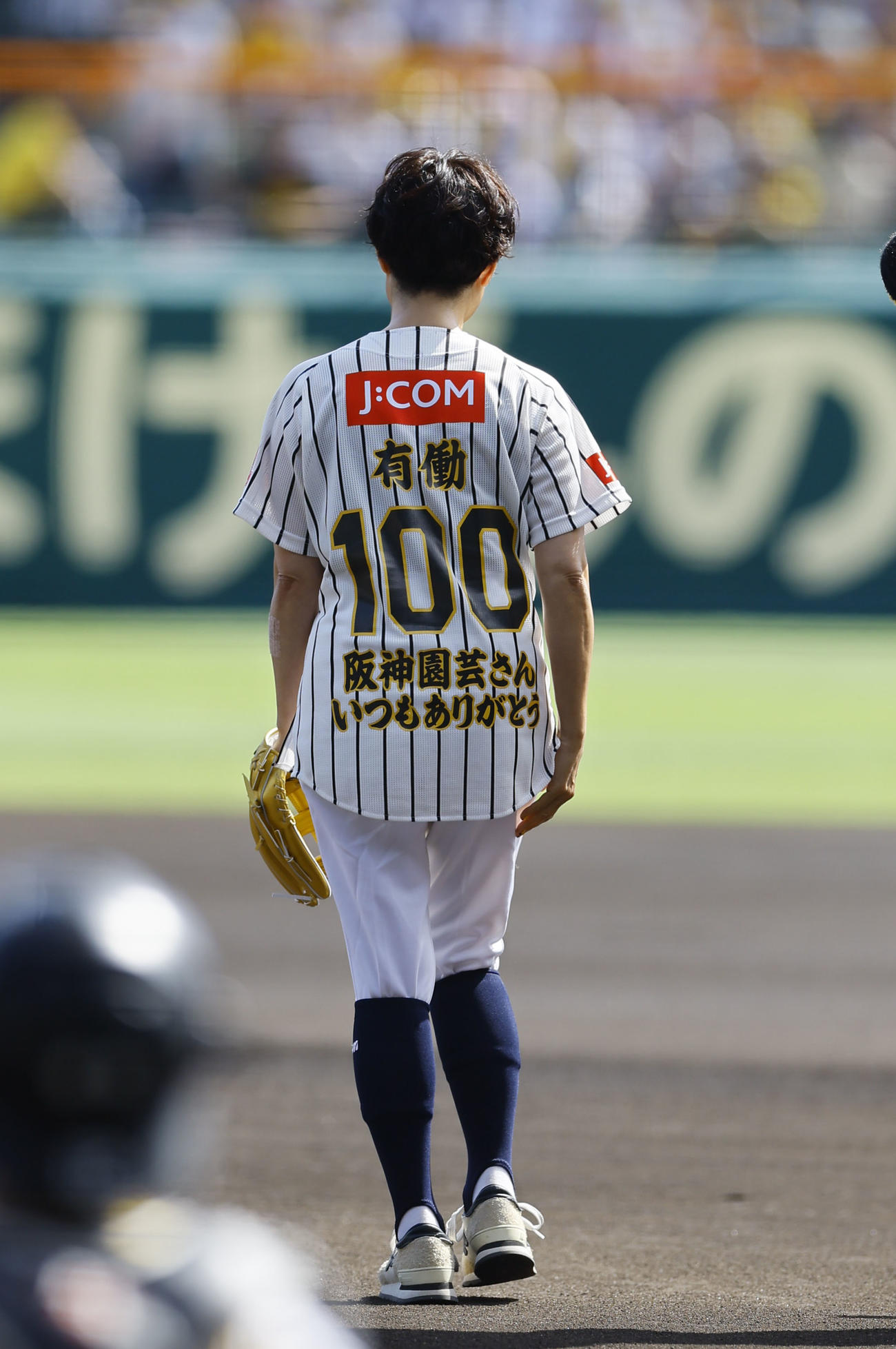 阪神対ヤクルト　阪神岡田彰布監督から花束を受け取り、スタンドにあいさつするヤクルト青木（撮影・藤尾明華）