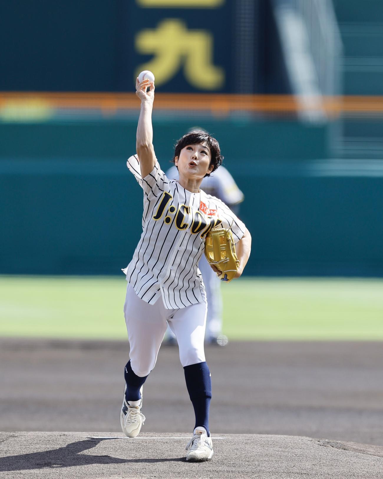 阪神対ヤクルト　始球式を務めた有働由美子アナウンサー（撮影・藤尾明華）＝2024年9月16日、阪神甲子園球場