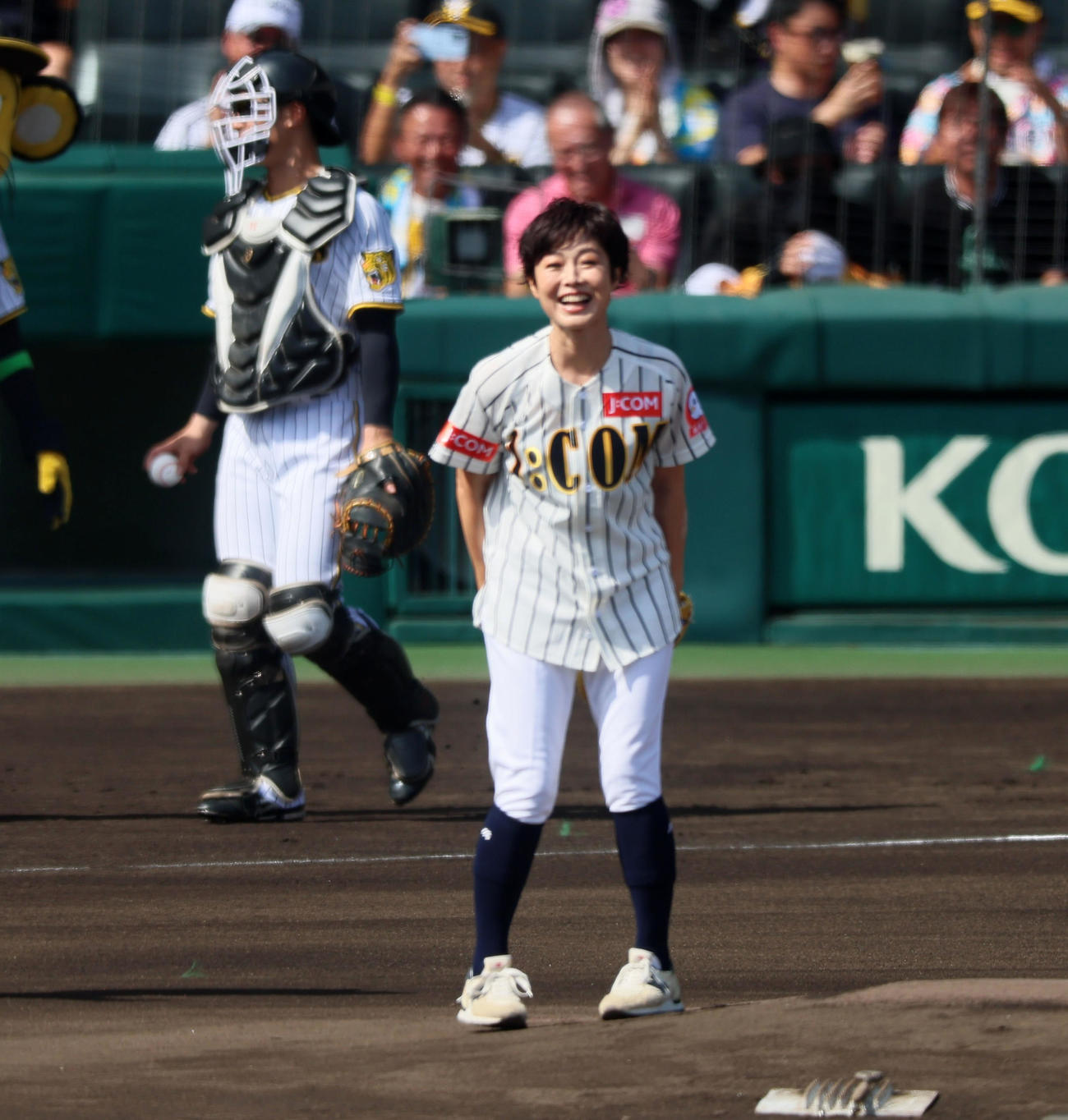 阪神対ヤクルト　始球式を行った有働由美子さん（撮影・加藤哉）
