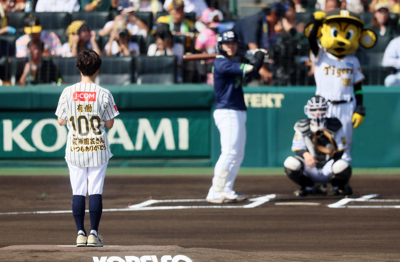 阪神対ヤクルト　始球式を行った有働由美子さんのユニホーム（撮影・加藤哉）