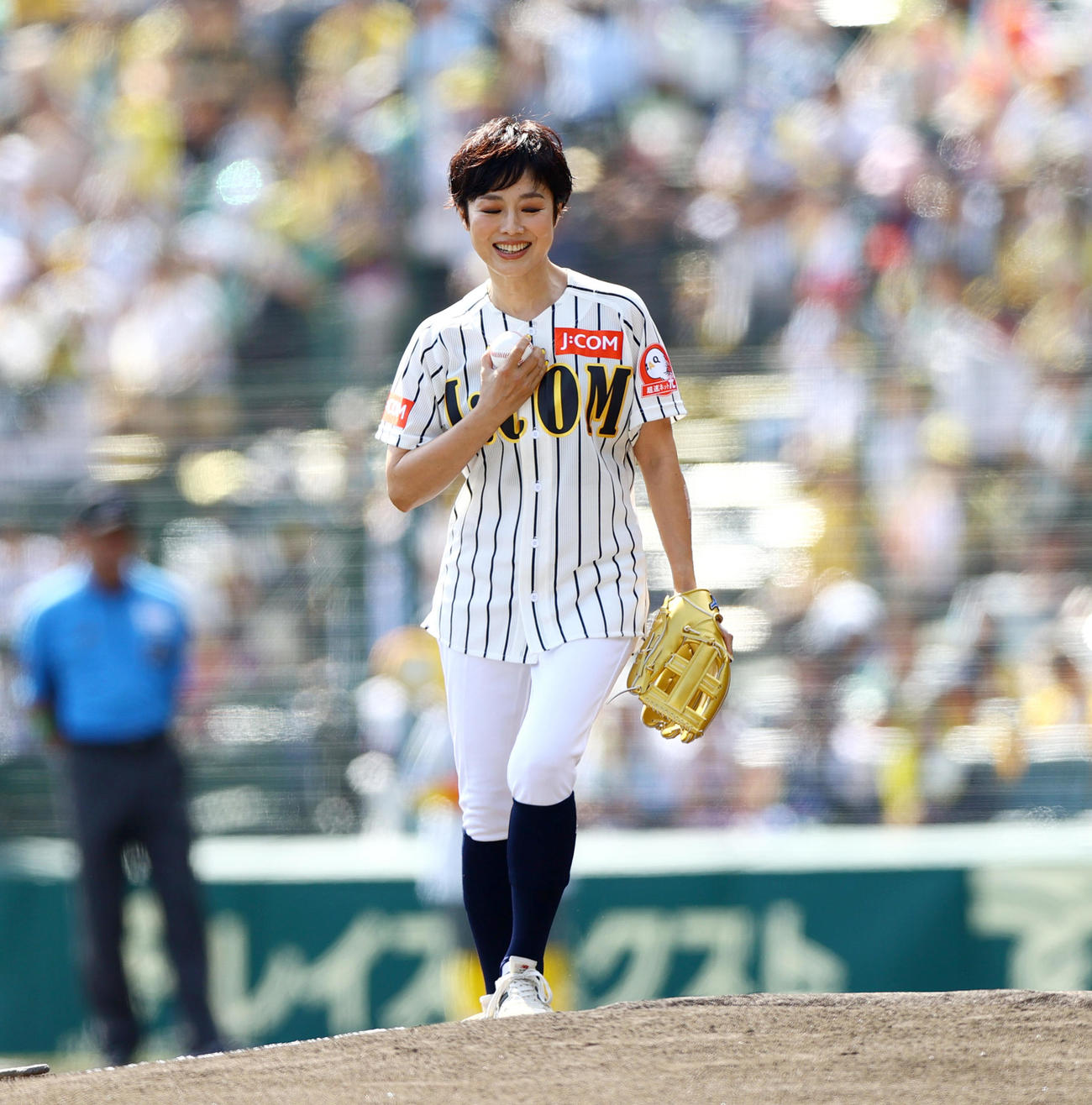阪神対ヤクルト　始球式を行うフリーアナウンサー有働由美子（撮影・上山淳一）