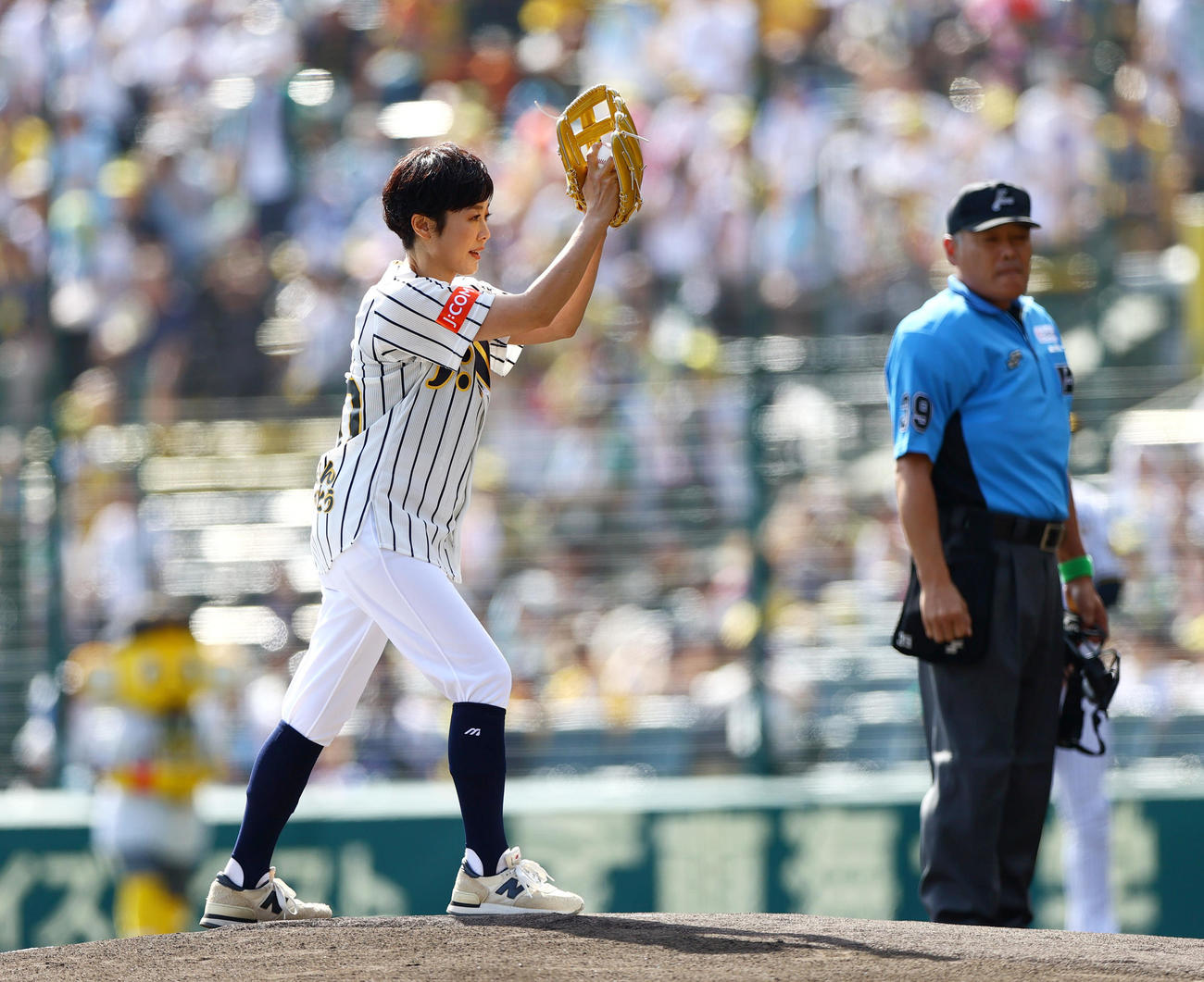 阪神対ヤクルト　始球式を行うフリーアナウンサー有働由美子（撮影・上山淳一）