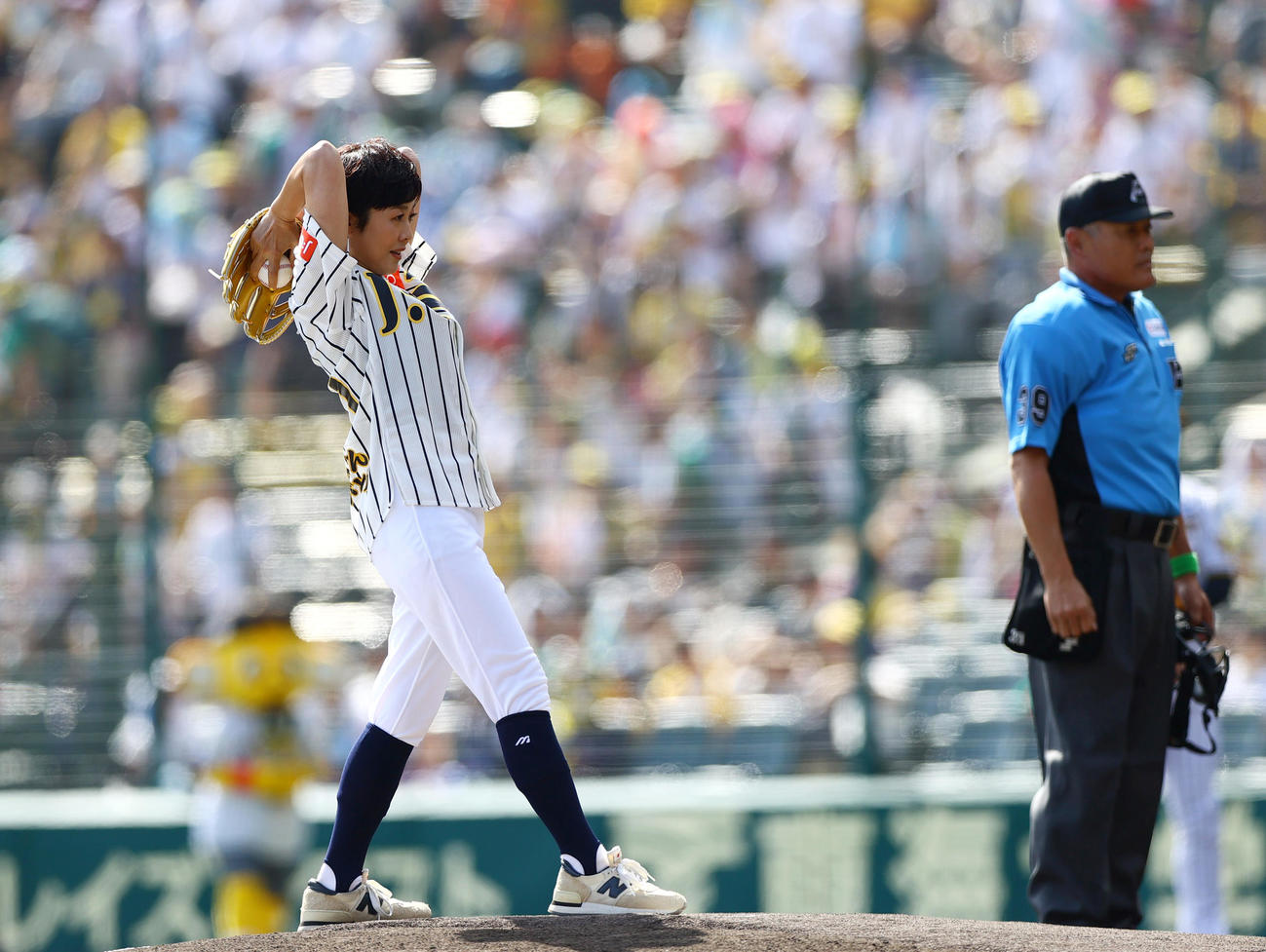阪神対ヤクルト　始球式を行うフリーアナウンサー有働由美子（撮影・上山淳一）