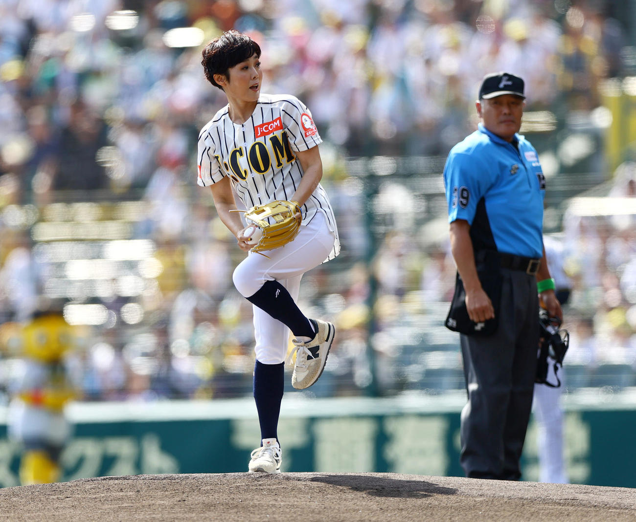 阪神対ヤクルト　始球式を行うフリーアナウンサー有働由美子（撮影・上山淳一）