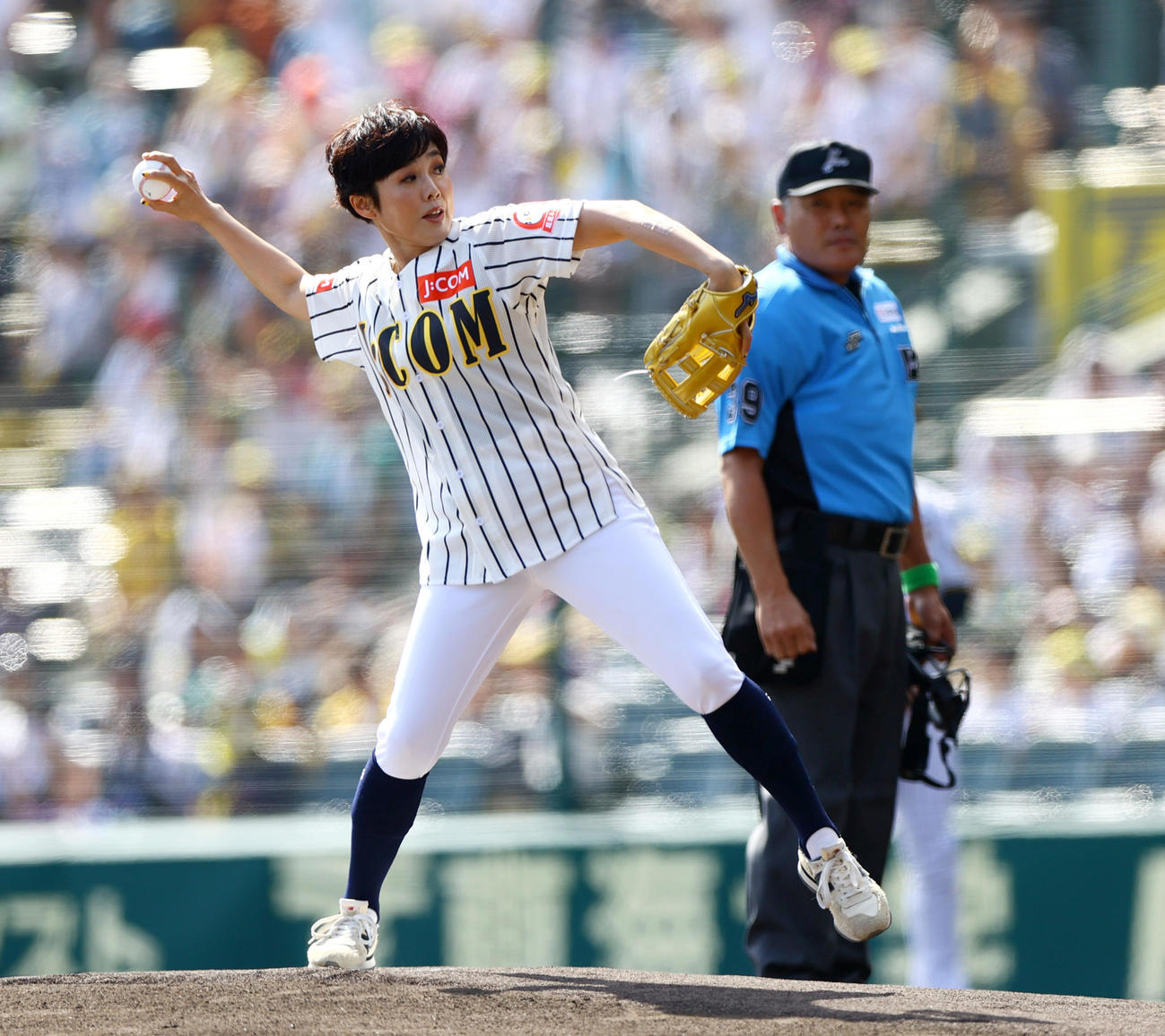 阪神対ヤクルト　始球式を行うフリーアナウンサー有働由美子（撮影・上山淳一）