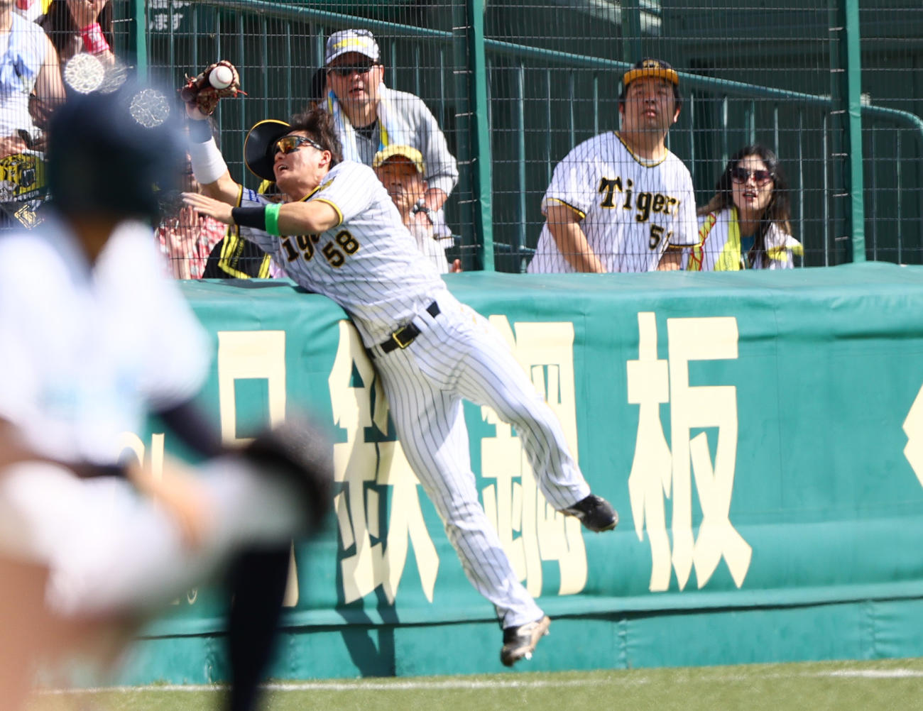 阪神対ヤクルト　1回表ヤクルト2死満塁、左翼手前川は増田の飛球を好捕する（撮影・上山淳一）