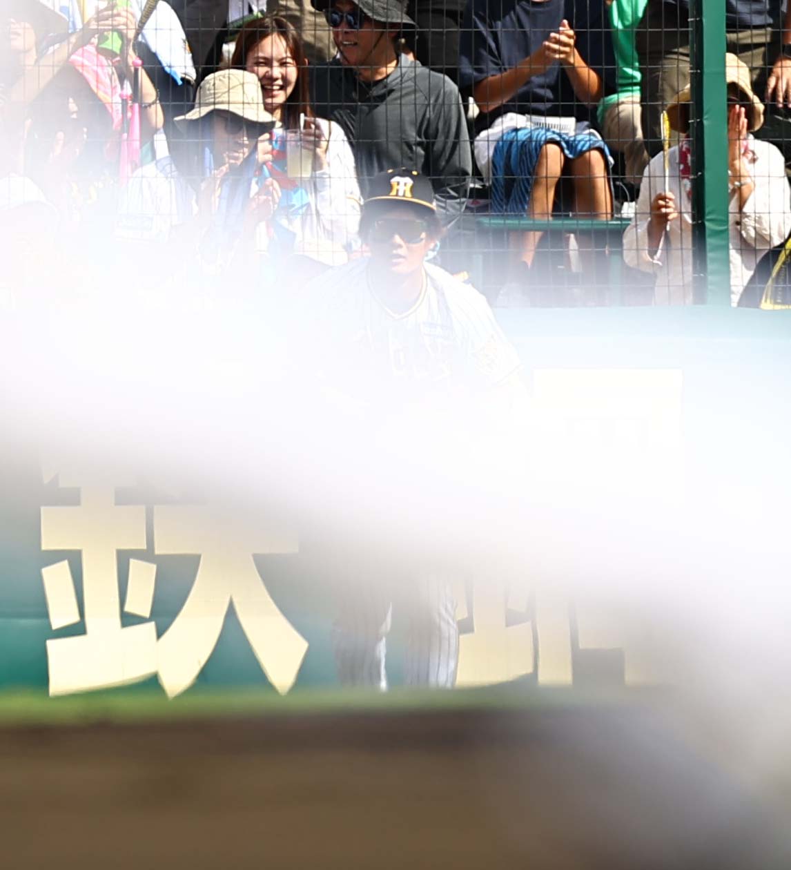 阪神対ヤクルト　1回表ヤクルト2死満塁、増田の左飛を好捕する前川（撮影・上田博志）
