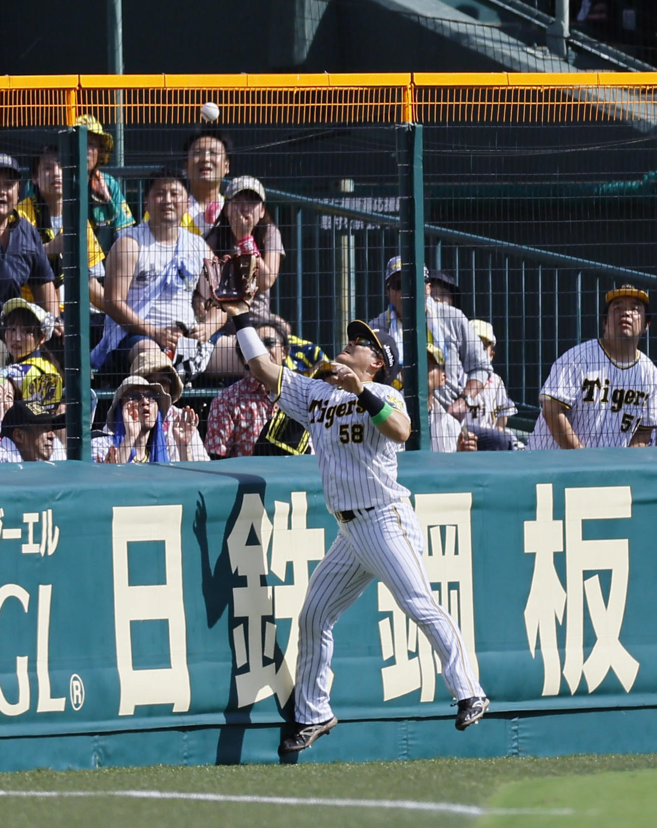 阪神対ヤクルト　1回表ヤクルト2死満塁、増田珠の左飛を好捕する前川（撮影・藤尾明華）