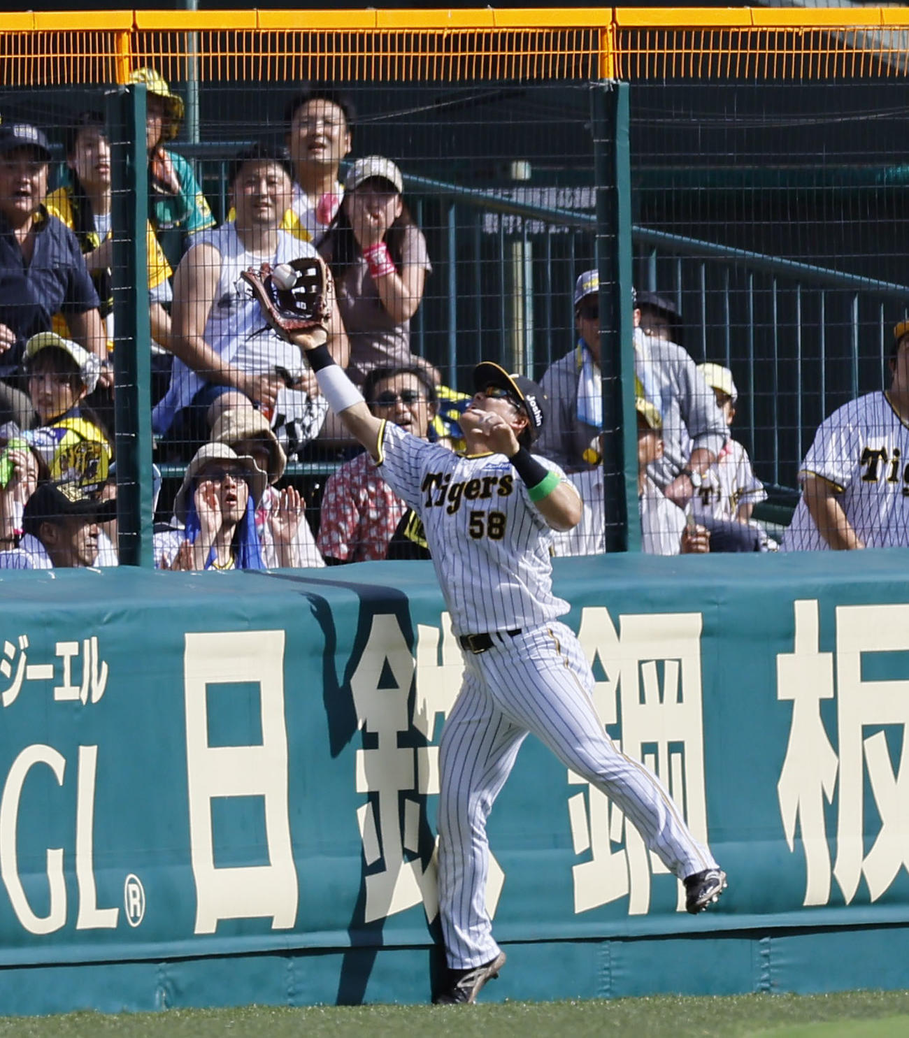 阪神対ヤクルト　1回表ヤクルト2死満塁、増田珠の左飛を好捕する前川（撮影・藤尾明華）