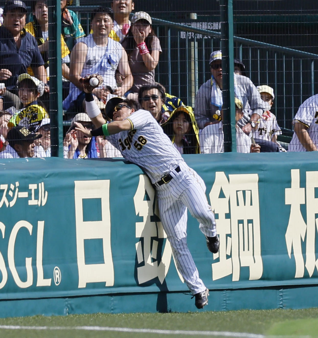 阪神対ヤクルト　1回表ヤクルト2死満塁、増田珠の左飛を好捕する前川（撮影・藤尾明華）
