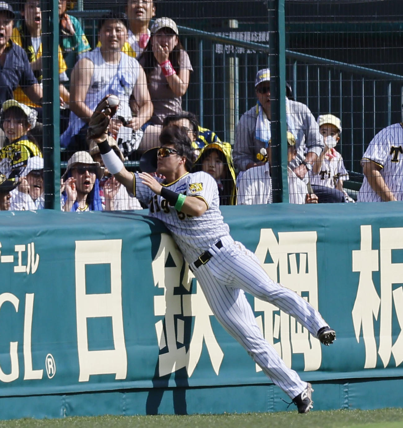 阪神対ヤクルト　1回表ヤクルト2死満塁、増田珠の左飛を好捕する前川（撮影・藤尾明華）