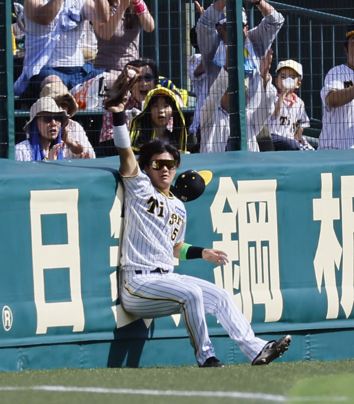 阪神対ヤクルト　1回表ヤクルト2死満塁、増田珠の左飛を好捕する前川（撮影・藤尾明華）