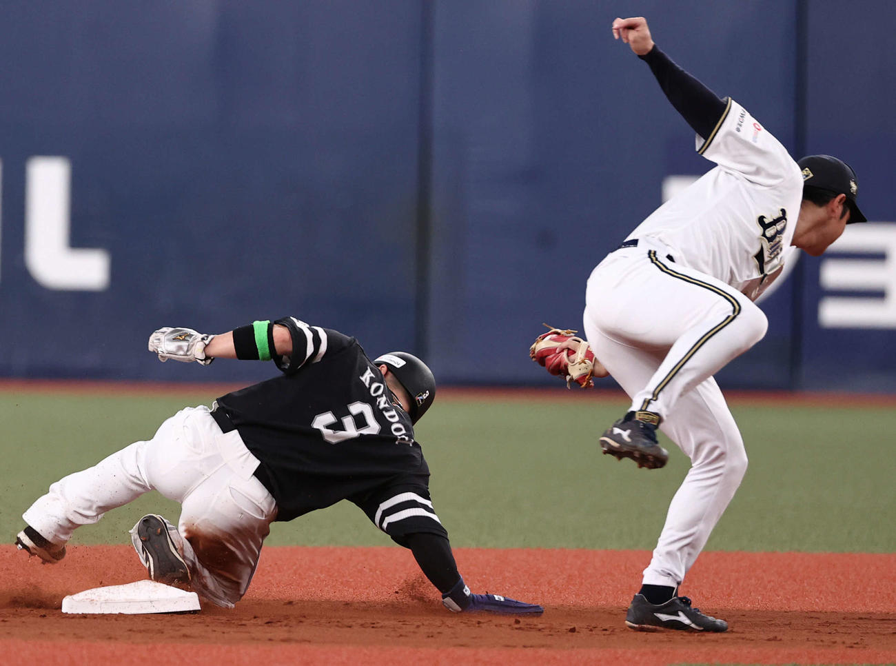 オリックス対ソフトバンク　4回表ソフトバンク2死一塁、近藤は打者正木の時、二盗に成功するものの右足を痛める。野手紅林（撮影・西尾就之）