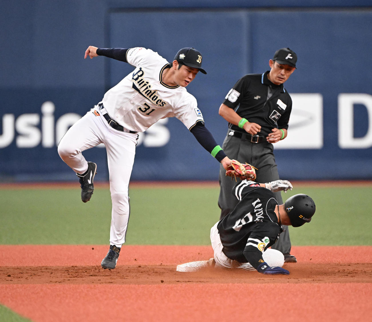 オリックス対ソフトバンク　4回表ソフトバンク2死一塁、打者正木の時、二盗に成功する近藤（撮影・和賀正仁）