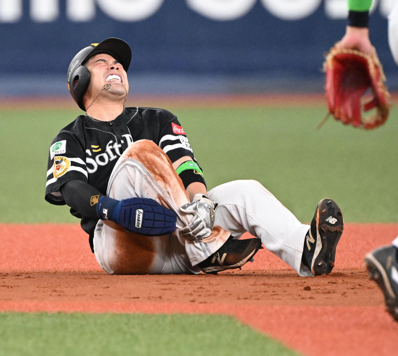 オリックス対ソフトバンク　4回表ソフトバンク2死一塁、打者正木の時、二盗に成功した近藤だが右足を痛め一時治療する（撮影・和賀正仁）