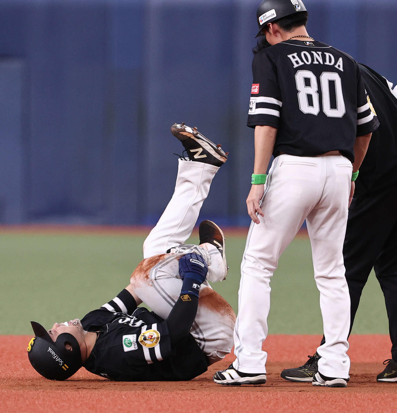 オリックス対ソフトバンク　4回表ソフトバンク2死一塁、近藤は打者正木の時、二盗に成功するものの右足を痛めゴラウンドに転がって痛がる（撮影・西尾就之）