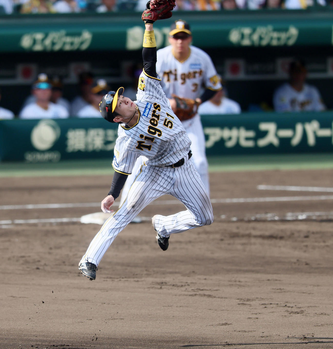 阪神対ヤクルト　3回表ヤクルト1死一塁、中野は村上の打球を好捕（撮影・加藤哉）