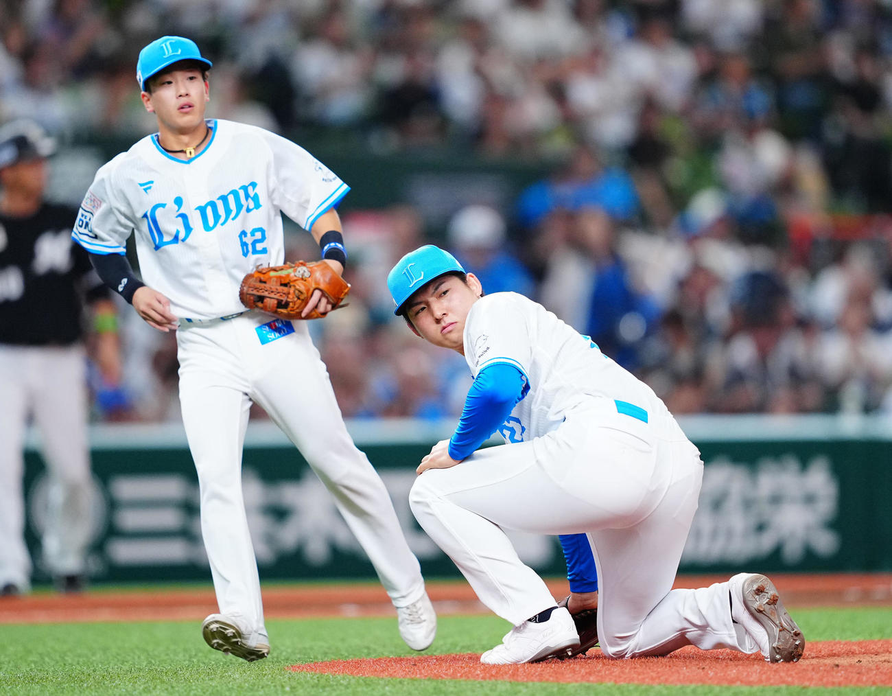 西武対ロッテ　3回表ロッテ2死、小川の三ゴロをさばく滝沢（左）と避けながら見つめる武内（撮影・垰建太）