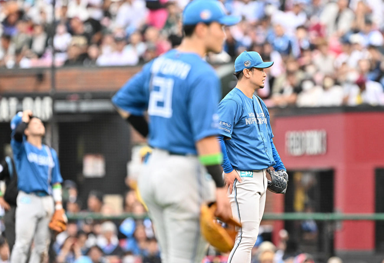 楽天対日本ハム　7回裏楽天無死一、三塁、伊藤裕に死球を与えた池田（右）（撮影・滝沢徹郎）