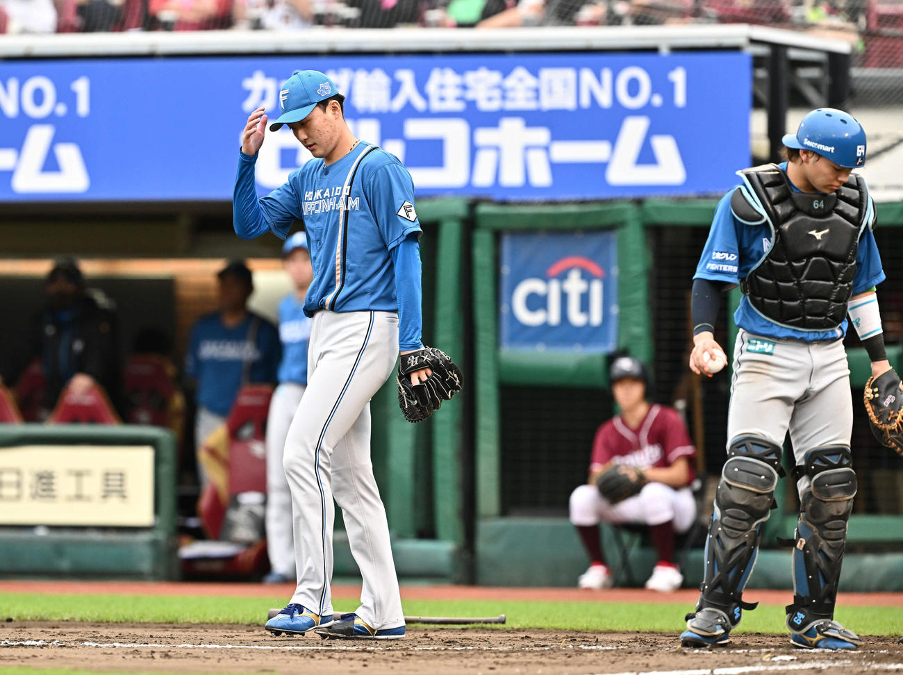 楽天対日本ハム　7回裏楽天無死満塁、渡辺佳に2点適時二塁打を許した柳川（左）と田宮（撮影・滝沢徹郎）