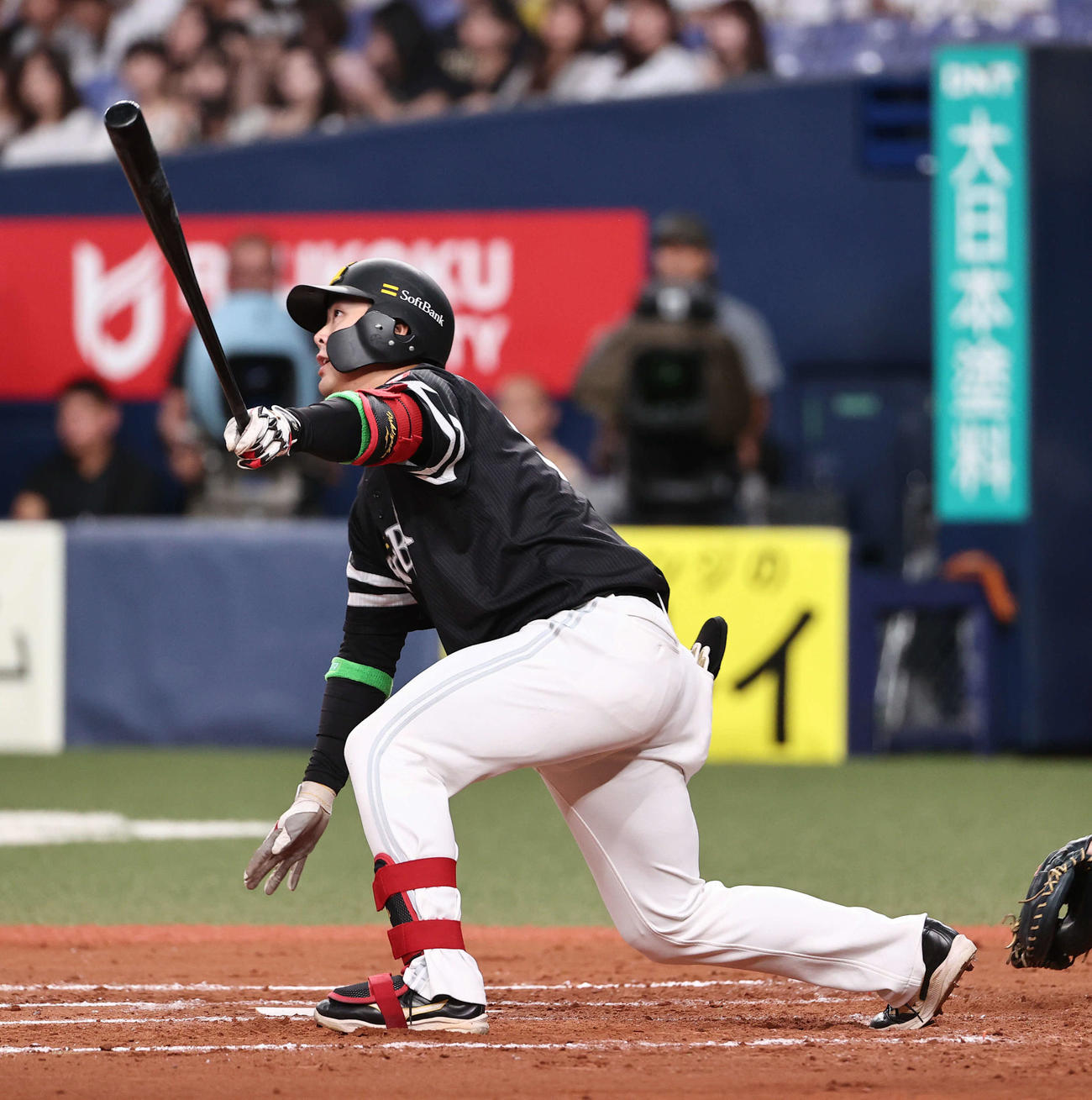 オリックス対ソフトバンク　7回表ソフトバンク1死二、三塁、代打石塚は左飛を放ち、犠牲フライとなる（撮影・西尾就之）