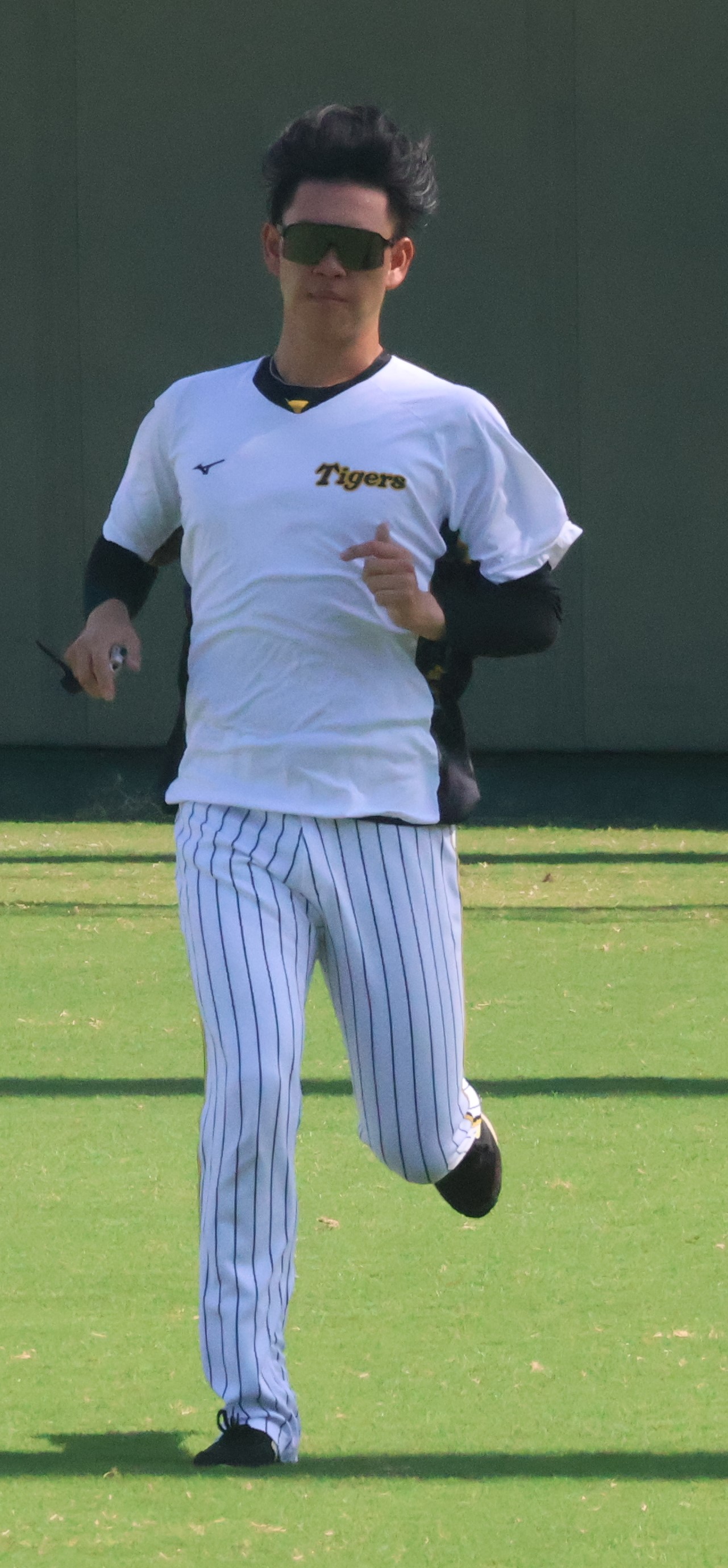 鳴尾浜で練習する阪神の及川雅貴（撮影・塚本光）