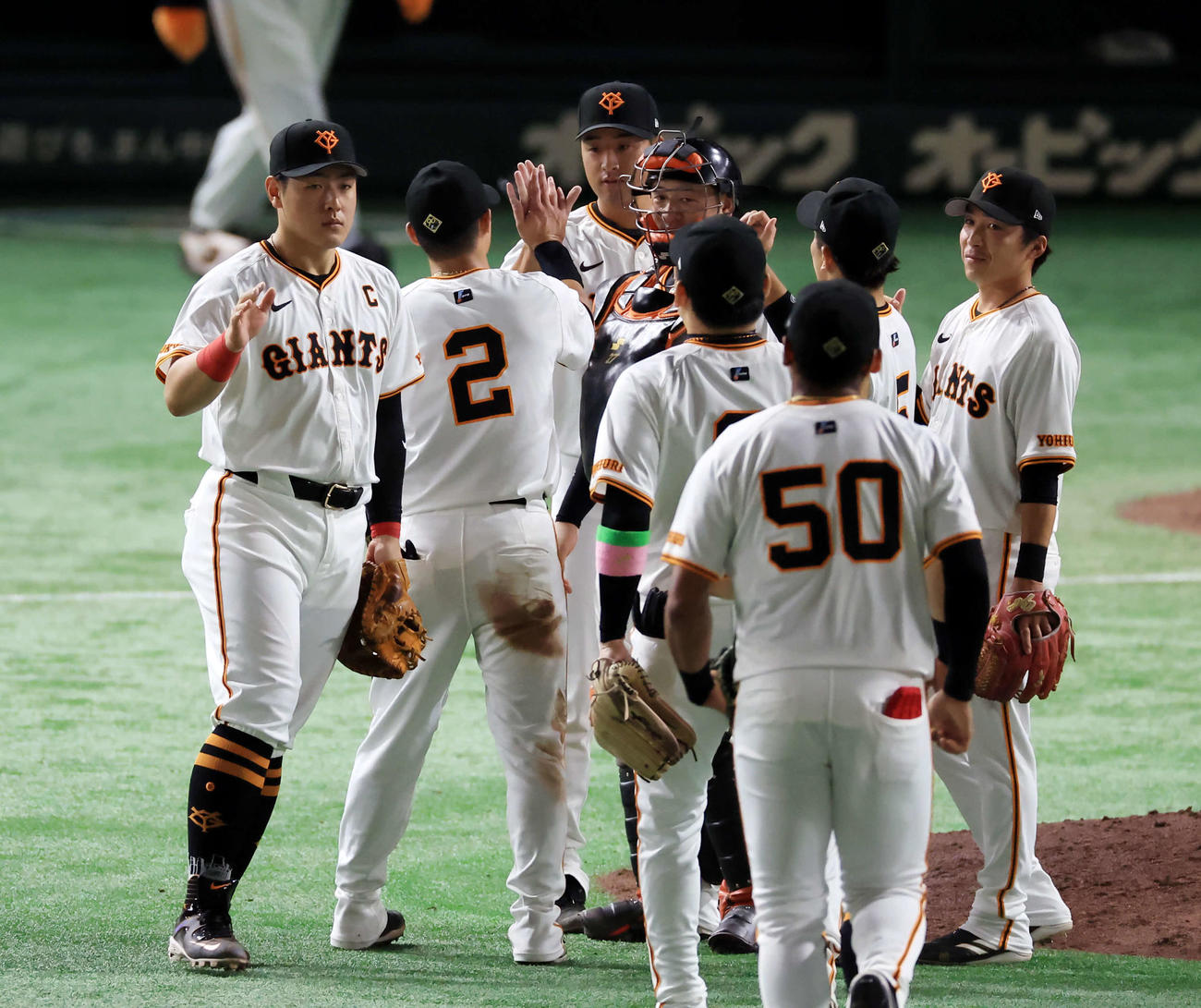 巨人対中日　快勝で連勝し、ハイタッチで喜び合う岡本和（左）ら巨人の選手たち（撮影・浅見桂子）